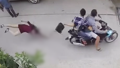 Video: 2 tên cướp giật túi xách làm người phụ nữ đập đầu xuống đường