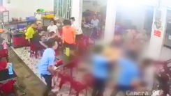 Video: Dùng kéo đâm chết người trong quán nhậu