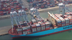 Video: Tàu container 'siêu khủng', rộng bằng 4 sân bóng đá cập cảng quốc tế Cái Mép - Thị Vải