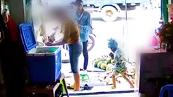 Video: Người đàn ông dàn cảnh mua dừa rồi xúi bé trai vào tiệm trộm điện thoại