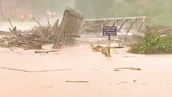 Video: Nguyên chiếc cầu sắt bị cuốn trôi khiến hàng trăm hộ dân bị chia cắt
