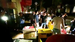 Video: Cúp điện sau bão, người dân Quảng Ngãi đổ xô đi mua đèn cầy, thuê máy phát điện