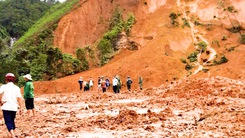 Video: Lở núi ở Tây Giang, Quảng Nam 9 người may mắn thoát nạn