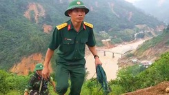 Video: Phóng viên Tuổi Trẻ theo chân đoàn cứu nạn tiếp cận khu vực sạt lở Phước Sơn
