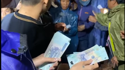 Video: Ca sĩ Thủy Tiên vừa hỗ trợ tiền cho người dân, cán bộ thôn đã cho người thu lại
