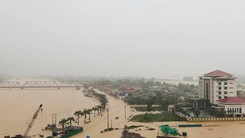 Video: Nhiều địa phương ở miền Trung đang ngập lụt nặng, có nơi sâu trên 2m