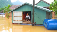 Video: Hơn 3000 hộ dân Quảng Bình bị ngập sâu trong lũ