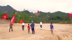 Video: Cắm cờ làm dấu để trực thăng thả hàng cứu trợ xuống vùng bị cô lập ở Phước Lộc