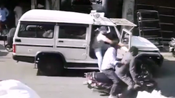 Video: Mở cửa xe gây tai nạn, cảnh sát còn tát vào mặt người đàn ông