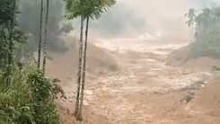 Video: Kinh hoàng lũ bùn chảy như sông Quảng Ngãi