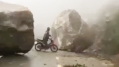 Video: Kinh hoàng đá 'khổng lồ' rơi từ trên núi xuống đường ở Kon Tum