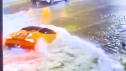 Video: Siêu xe Lamborghini 'bơi trong nước' vì đường phố ngập sâu
