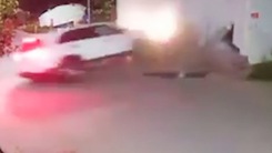 Video: Ô tô mất kiểm soát tông thủng tường nhà người dân