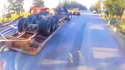 Video: Xe container lật ngược giữa đường, tài xế mắc kẹt trong cabin
