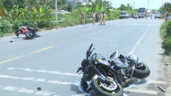 Video: Môtô tông gần gãy đôi xe máy, 1 người chết, 1 người bị thương nặng