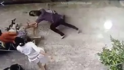 Video: Khoảnh khắc người dân kéo giá phơi đồ ra đường bắt 2 tên cướp giật ở TP.HCM