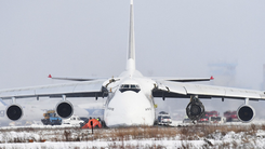 Video: Siêu vận tải cơ An-124 nổ động cơ, lao khỏi đường băng