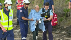 Video: Cụ ông 91 tuổi bị rơi dù lượn trên biển