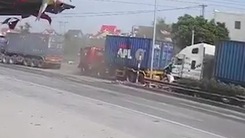 Video: Khoảnh khắc 3 container 'dồn toa' trên quốc lộ
