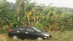 Video: Ôtô đâm vào cột mốc rồi lao xuống ruộng