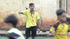 Video: Người thầy đặc biệt dạy bóng đá miễn phí cho trẻ