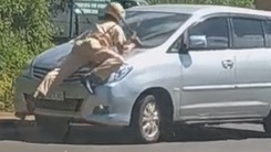 Video: Xe 7 chỗ hất văng CSGT trên nắp capô