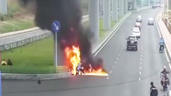Video: Thanh niên liều mình lao vào đám cháy xe máy để cứu người
