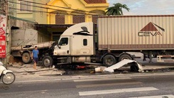 Video: Container nổ lốp húc xe tải đâm vào nhà dân