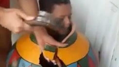 Video: Mẹ phải đập bình gốm cứu con trai kẹt cứng trong bình
