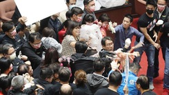 Video: Sốc nghị sĩ Đài Loan ném nội tạng heo thối vào nhau giữa nghị trường