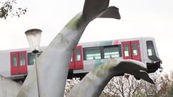 Video: Đoàn tàu Metro trật đường ray lao lên bức tượng cá voi khổng lồ