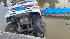 Video nóng: Sập cầu, xe tải chở 15 tấn lúa rơi xuống sông ở Tiền Giang
