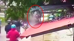 Video: Cháu bé ngã từ xe đạp điện vô tình bị xe tải cán tử vong