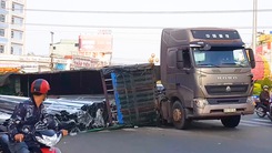 Video: Thùng container lật ngang, hàng chục tấn thép văng ra đường