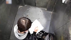 Video: Bị mắc kẹt trong thang máy, cậu bé vẫn tranh thủ làm bài