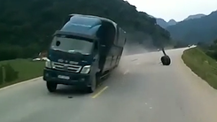 Video: Khoảnh khắc xe tải rơi bánh giữa đường, nhiều người thót tim