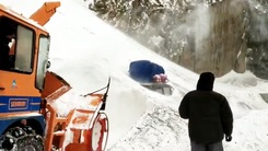 Video: Cứu 5 người trong ô tô bị tuyết vùi lấp ở Ấn Độ