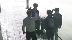 Video: 4 thanh niên chơi oẳn tù tì để chọn người thực hiện trộm cắp