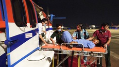 Video: Bay xuyên đêm chuyển bệnh nhân cấp cứu từ Trường Sa về đất liền