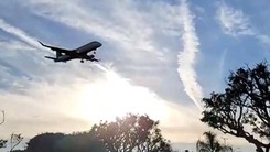 Video: Máy bay chở thi hài cố nghệ sĩ Chí Tài đã hạ cánh xuống sân bay Los Angeles, Mỹ