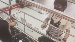 Video: Người đàn ông táo tợn nổ súng cướp tiệm vàng ở Thái Lan