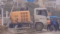 Video: Thót tim cảnh giải cứu xe tải bị kẹt trên đường ray khi tàu đang lao tới