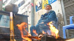 Video: Rét đậm bao trùm, người Hà Nội đốt lửa giữa phố để sưởi ấm