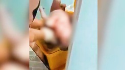 Video: Đẻ rớt trong nhà vệ sinh, người mẹ 18 tuổi bỏ con vô thùng rác bệnh viện