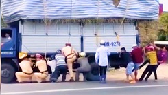 Video: CSGT và người dân hợp sức giữ thăng bằng, giải cứu chiếc xe tải sắp bị lật ở Đồng Nai
