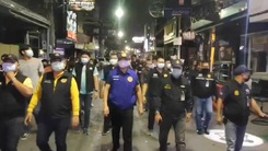 Video: Cảnh sát Thái Lan tổng kiểm tra quán bar sau khi bùng phát hơn 1.000 ca mắc COVID-19