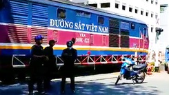 Video: Người phụ nữ phơi đồ ở đường ray bị tàu hỏa tông tử vong