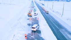Video: Hàng trăm ô tô mắc kẹt trên đường cao tốc sau trận tuyết dày ở Nhật Bản