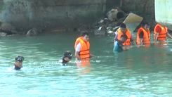 Video: Bé trai 1 tuổi rơi xuống cảng biển chết đuối ở Quảng Ngãi