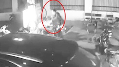 Video: Truy tìm người phụ nữ lấy trộm túi tiền của bà cụ bán thịt nướng